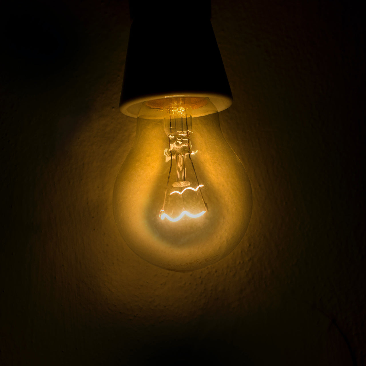 Eine leuchtende Glühbirne.