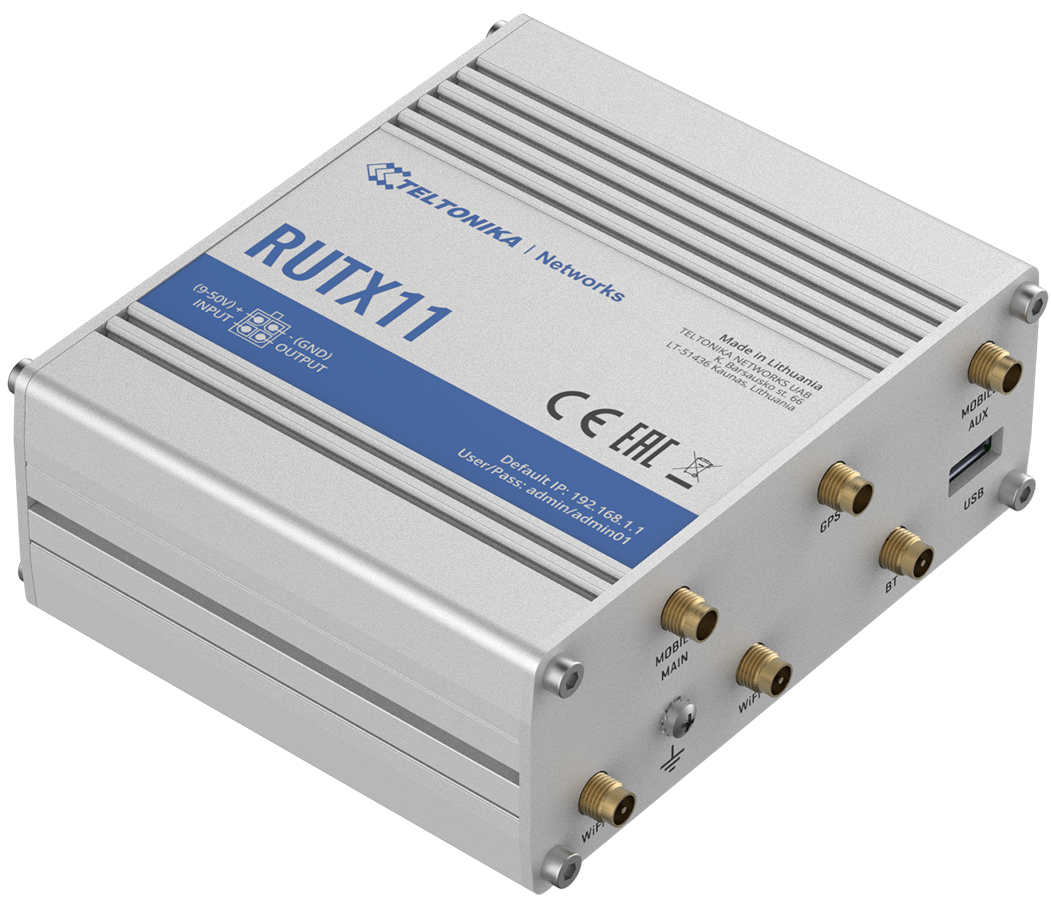 Bild eines RUTX11 von schräg rechts. Auf der rechten Seite sind sechs Anschlüsse für externe Antennen und ein USB-Anschluss.