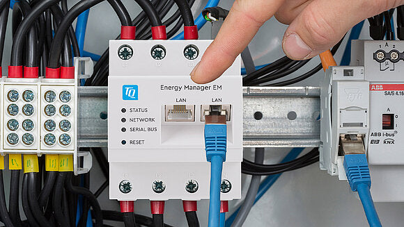 Eine Frontalaufnahme eines TQ Energy Manager EM420 der in einem Stromschrank auf einer Schiene montiert wurde.