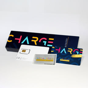 Ein länglicher, dunkelblauer Karton auf dem von links bis zur Mitte in großen gelben, roten und hellblauen Buchstaben "charge" steht. Ganz rechts steht von unten nach oben in weißen Buchstaben "Starterkit". Davor liegt von links nach rechts: eins SIM-Karte , ein Doming-Aufkleber mit dem becharged Logo und eine RFID-Karte. Die RFID-Karte ist wie der Karton dunkelblau mit dem bunten Schriftzug "charge card".