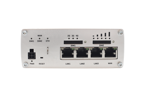 Bild eines RUTX09 von der Seite. Zu sehen ist der Anschluss für das Netzteil, ein Reset Knopf und 4 LAN-Anschlüsse. Über dem Anschluss für das Netzteil sind 3 Signalleuchten beschriftet mit SIM1, SIM2, ETH. Über den LAN-Anschlüssen sind zwei SIM-Karten Slots. mit Signalleuchten.