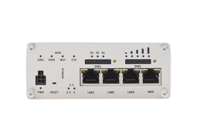 Bild eines RUTX11 von der Seite. Zu sehen ist der Anschluss für das Netzteil, ein Reset Knopf und 4 LAN-Anschlüsse. Über dem Anschluss für das Netzteil sind 4 Signalleuchten beschriftet mit SIM1, SIM2, WiFi, ETH. Über den LAN-Anschlüssen sind zwei SIM-Karten Slots. mit Signalleuchten.