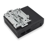 Ein schwarzer Router mit der Unterseite nach oben. Darauf ist das Din-Rail-Kit montiert.