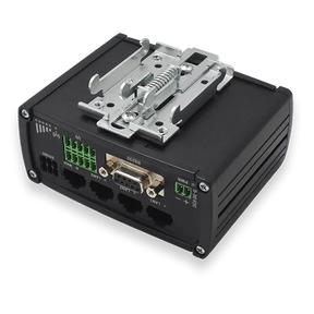 Ein schwarzer Router mit der Unterseite nach oben. Darauf ist das Din-Rail-Kit mittig montiert.